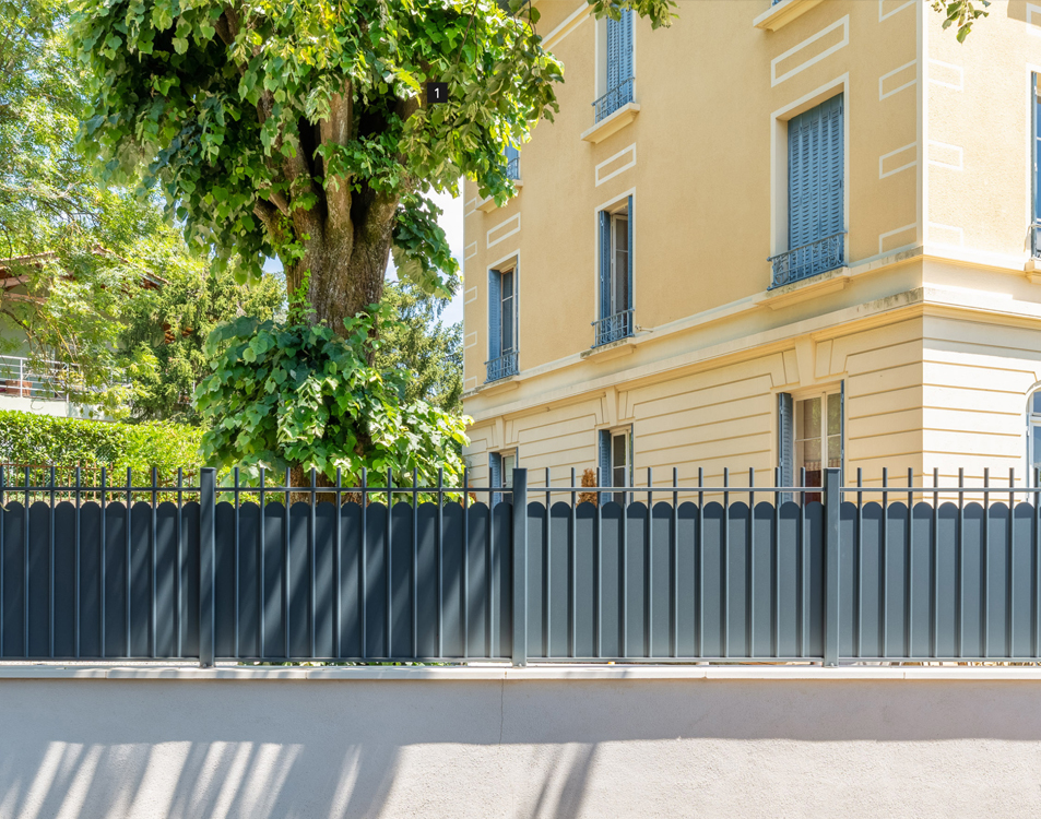 Clôtures et claustras aluminium KOSTUM à Saclay (91) - La Fermeture Parisienne project-slider-image