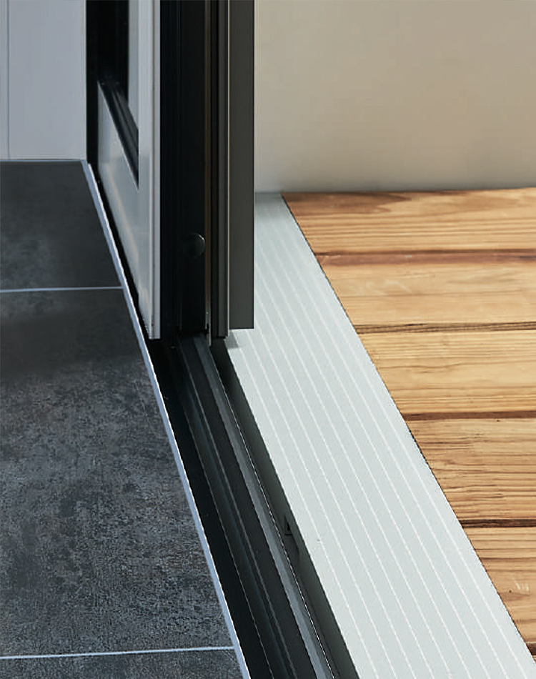 Baies coulissantes à galandage en aluminium KLINE à Bruyères-le-Châtel dans l'Essonne - La Fermeture Parisienne project-slider-image