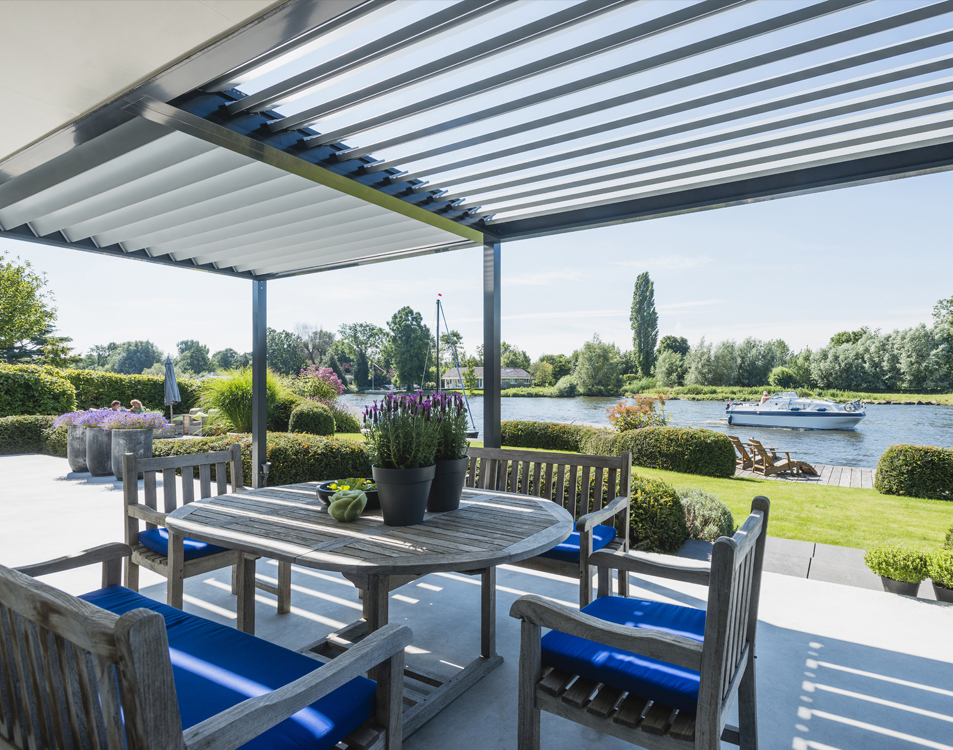 Pergolas bioclimatiques Algarve à Bruyères-le-Châtel (91) - La Fermeture Parisienne project-slider-image